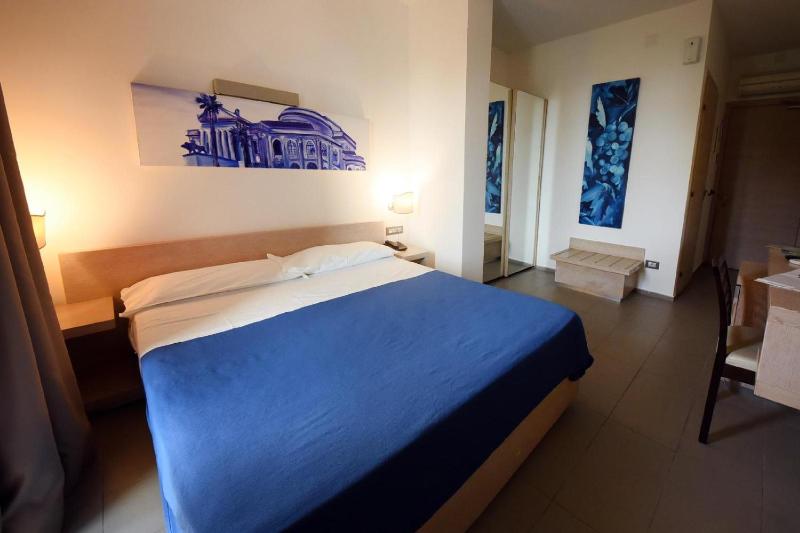 Deluxe Double Room 1 Adult image 2
