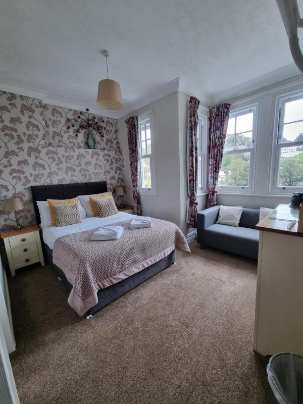 Large Double Room image 3