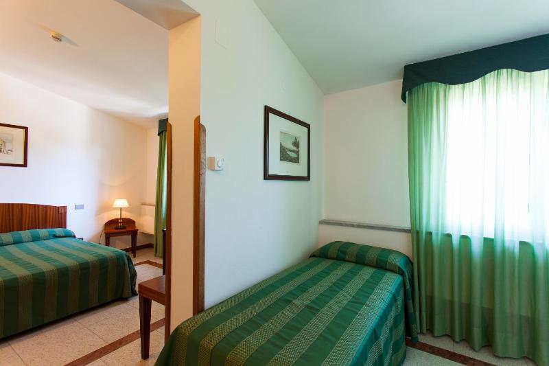 Standard Triple Room image 1