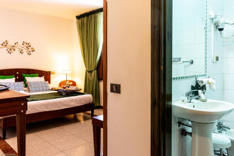 Standard Triple Room image 4