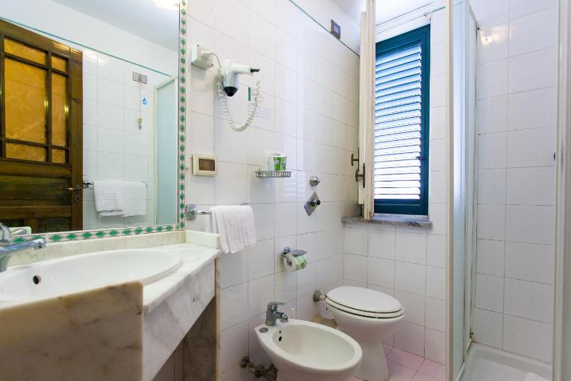 Standard Double or Twin Room image 3