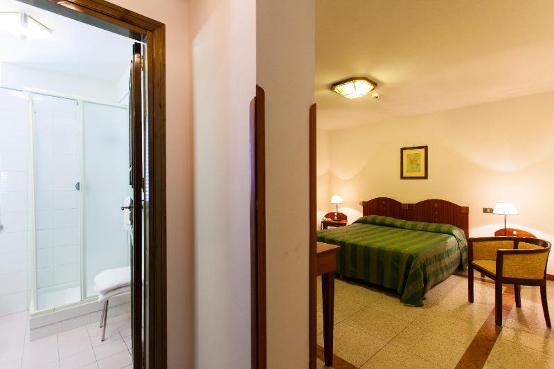Standard Double or Twin Room image 4