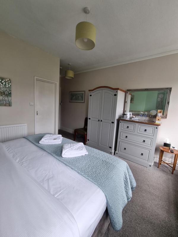 Super King or Twin Room image 2
