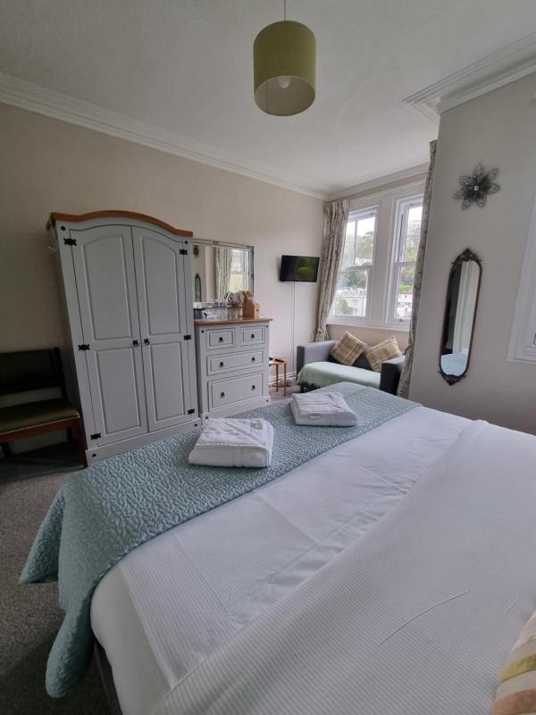 Super King or Twin Room image 3