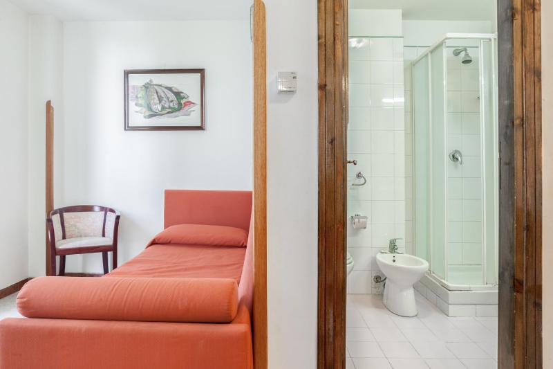 Single Room image 4