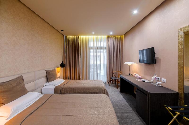 Deluxe Double Room with Balcony image 2