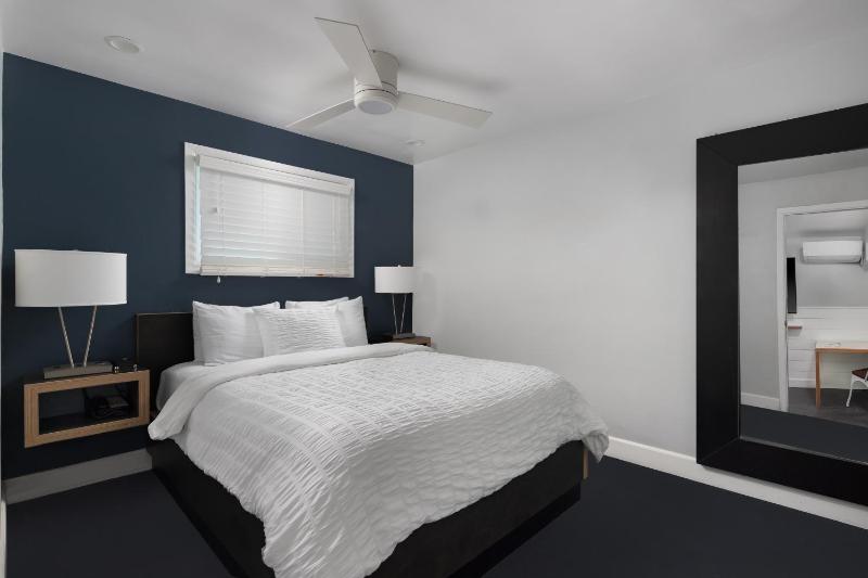 One-Bedroom Queen Suite with Kitchen image 1