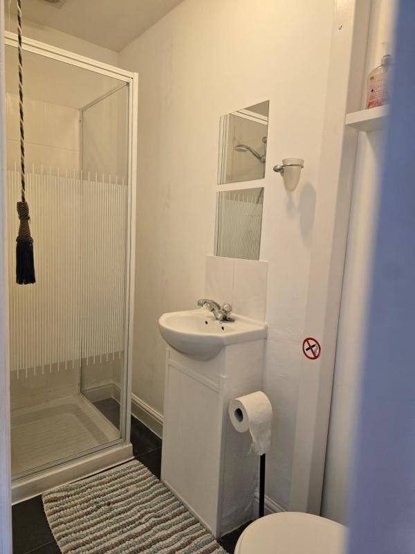 Twin Room with Shower image 3