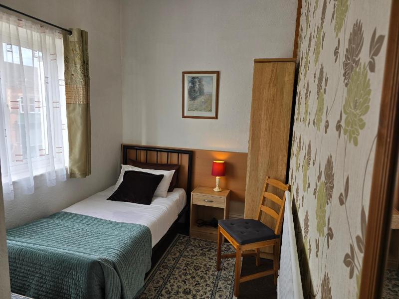 Single Room with Shower image 4