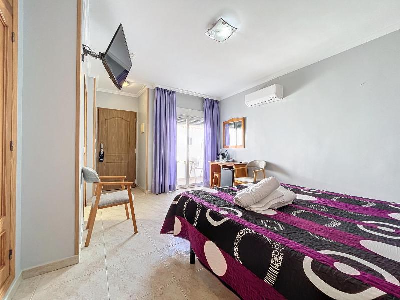 Double or Twin Room with Balcony image 3