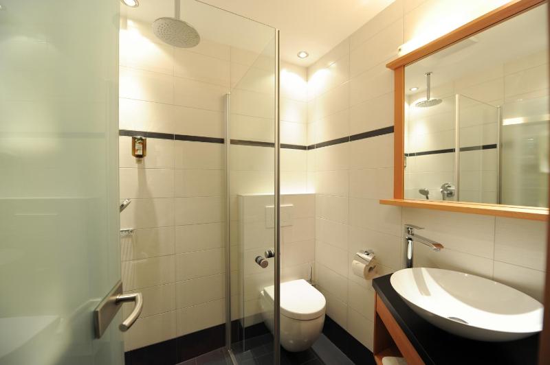 Economy Twin Room image 1