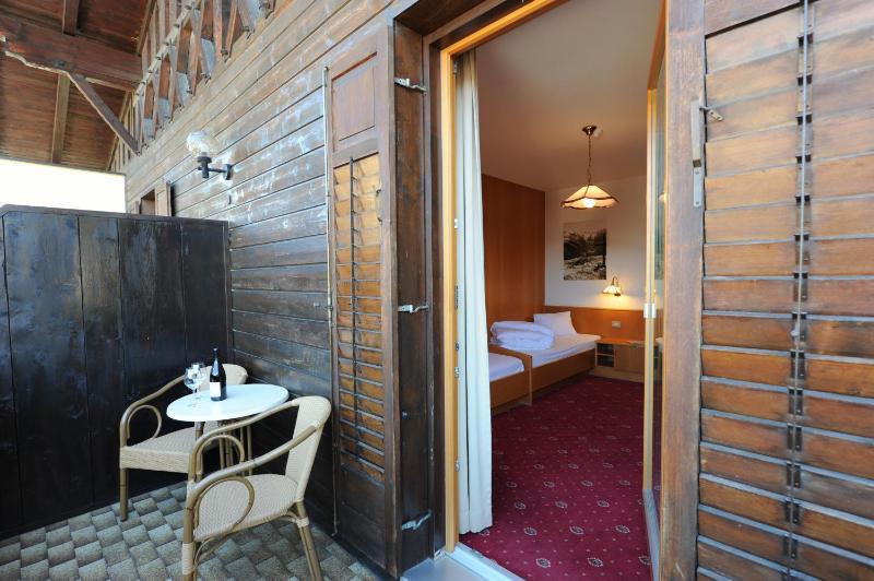 Economy Twin Room image 4