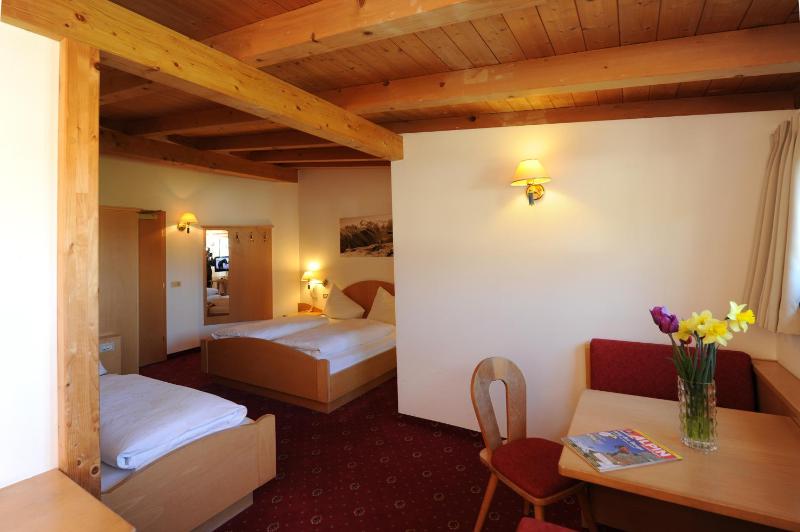 Classic Triple Room image 3