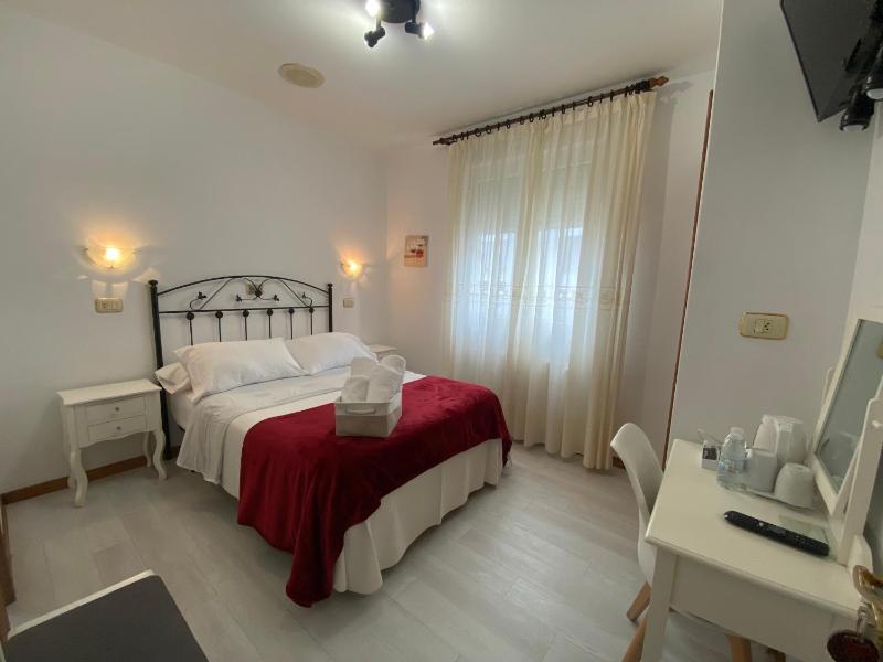 Standard Double Room image 1