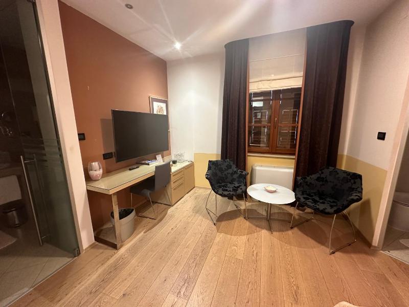 Double Room image 3
