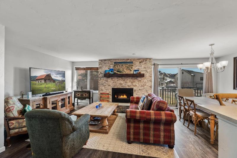 Bear Claw 109 - True Ski-in Ski-out Access & Winter Shuttle! - image 1