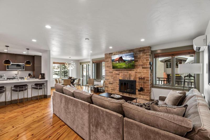 Bear Claw 415 - True Ski-in Ski-out Access Slope Views & Winter Shuttle! - image 13