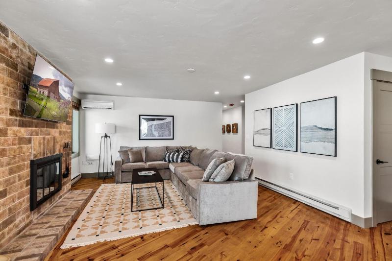 Bear Claw 415 - True Ski-in Ski-out Access Slope Views & Winter Shuttle! - image 15