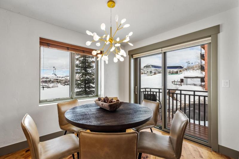 Bear Claw 415 - True Ski-in Ski-out Access Slope Views & Winter Shuttle! - image 4