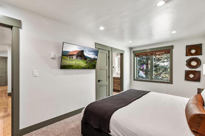 Bear Claw 415 - True Ski-in Ski-out Access Slope Views & Winter Shuttle! - image 10