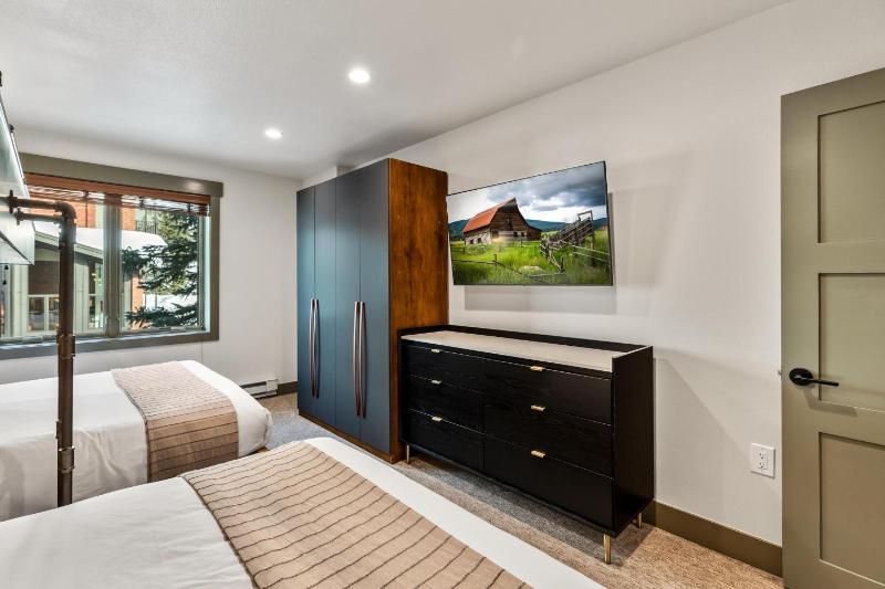 Bear Claw 415 - True Ski-in Ski-out Access Slope Views & Winter Shuttle! - image 8