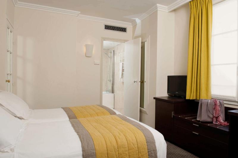 Twin Room image 4