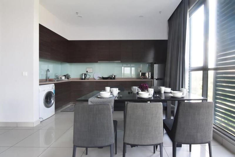 Lux 3BR Suite Puteri Harbour Near Legoland & Hello Kitty with Water Views - image 6