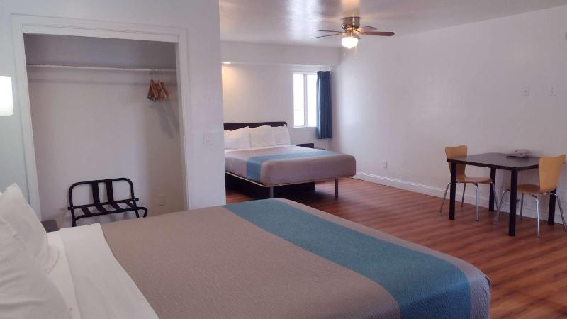 Queen Room with Two Queen Beds - Non-Smoking image 3