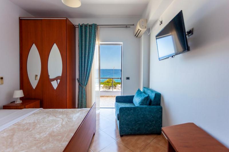 Double Room with Balcony and Sea View image 1