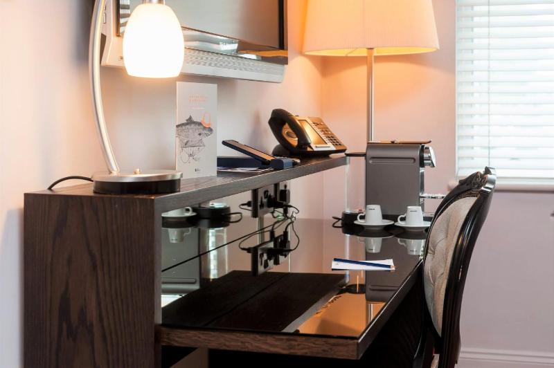 Standard Room with Two Single Beds - Accessible image 4