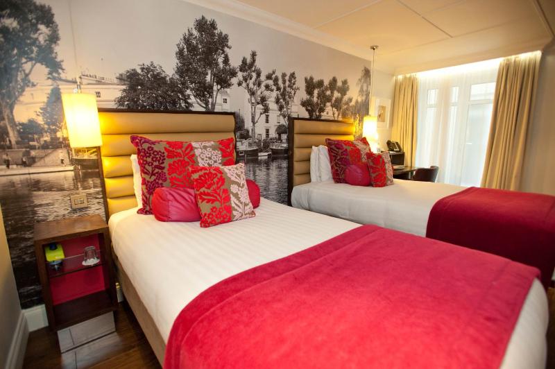 Premium Twin Room image 1