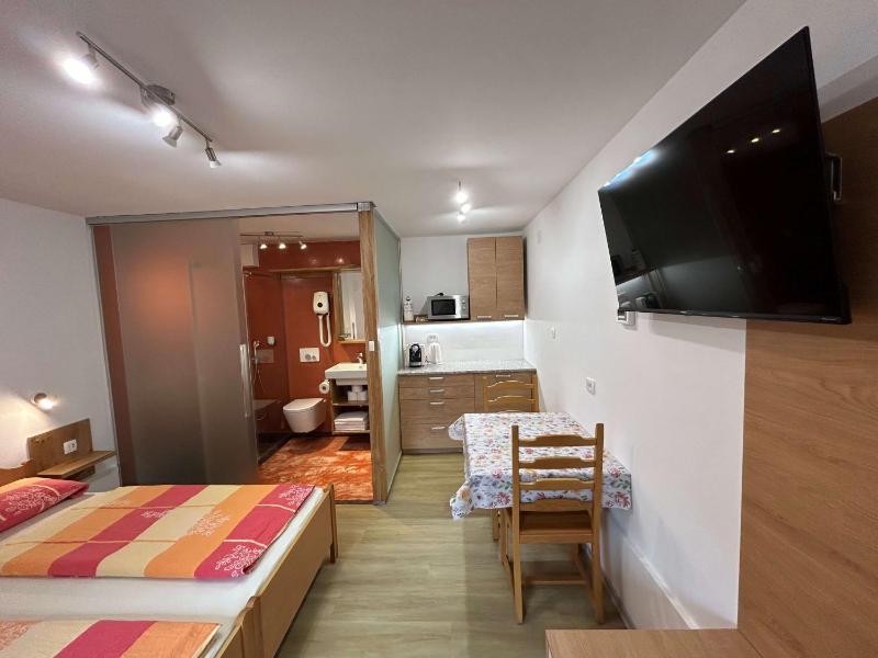 Double Room with Private Bathroom image 3