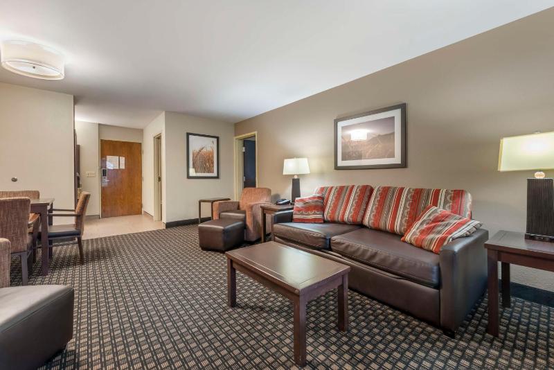 Second Floor Queen Suite with Two Queen Beds and Sofa Bed - Indoor Pool Side/Non-Smoking image 2
