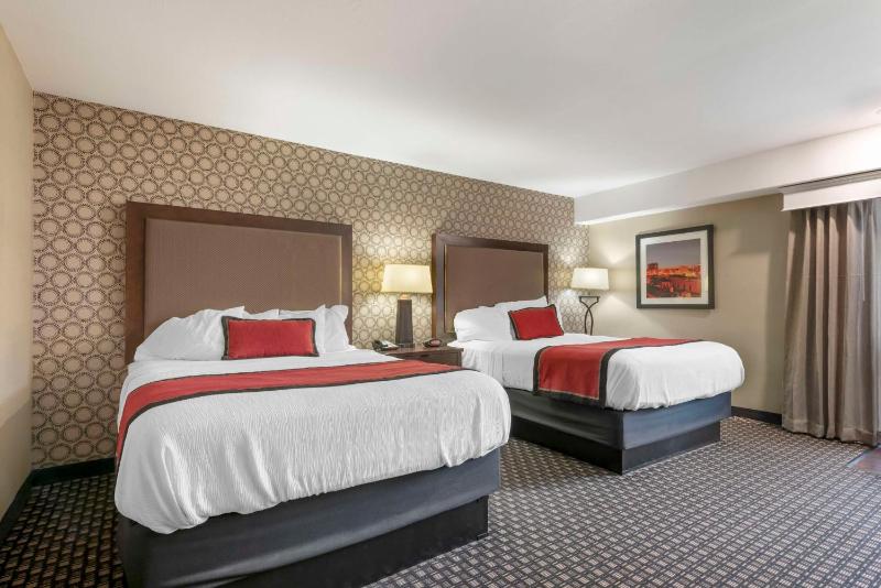 Queen Room with Two Queen Beds - Outdoor Pool Side image 1