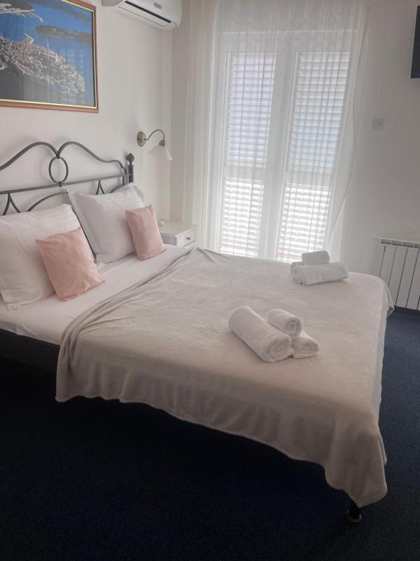 Triple Room with Balcony image 2