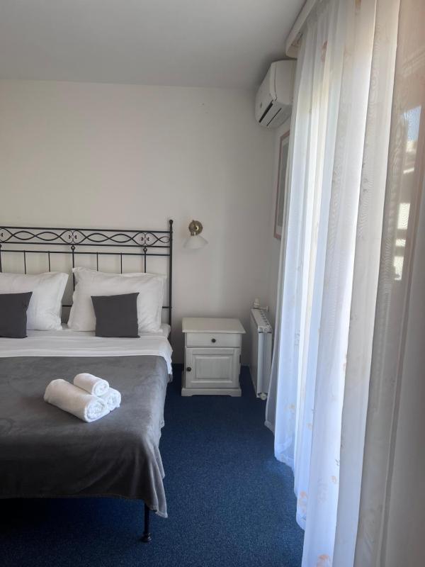 Triple Room with Balcony image 4