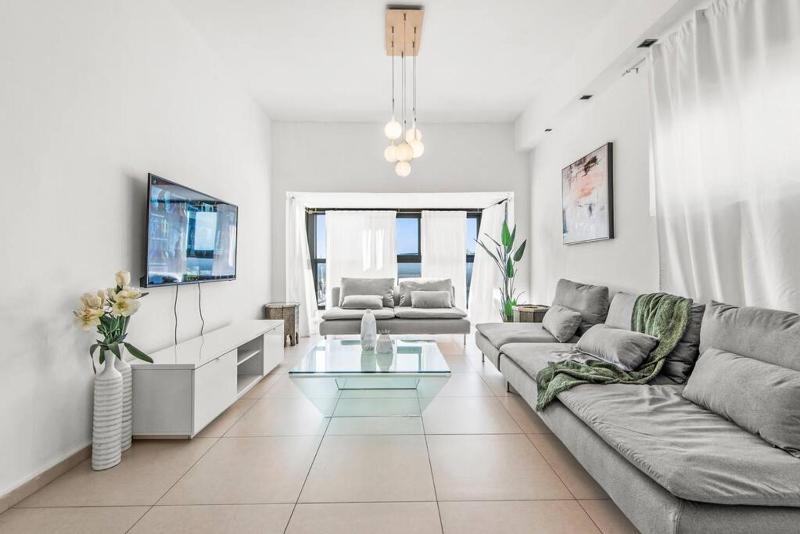Mediterranean Vista Apartment in front of Gordon - image 3
