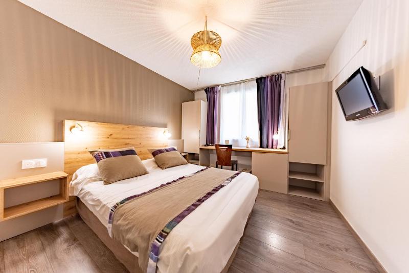 Standard Double or Twin Room image 4