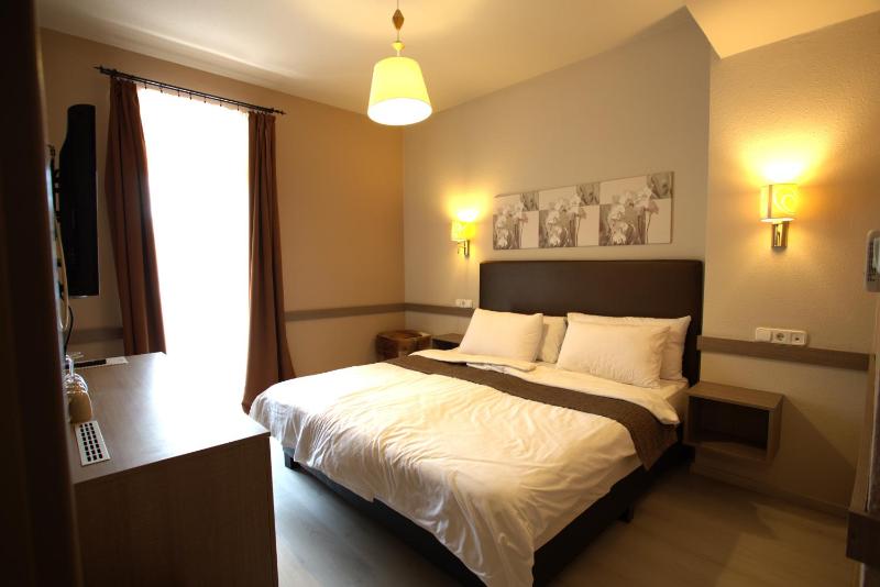Double Room with Street View image 3