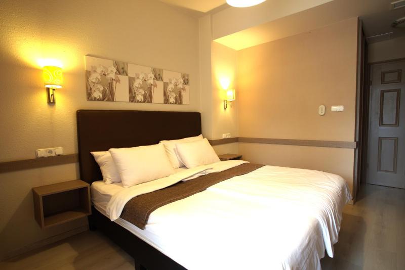 Double Room with Street View image 4