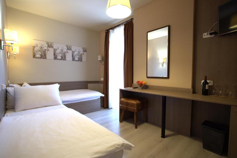 Triple Room with Balcony image 3