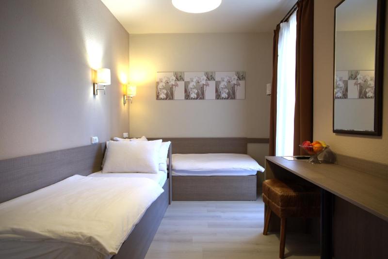 Triple Room with Balcony image 2