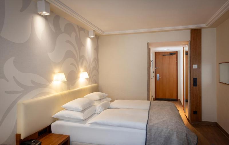 Standard Double Room image 4