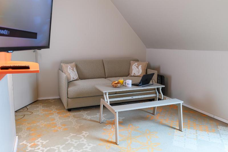 Superior Family Room image 3