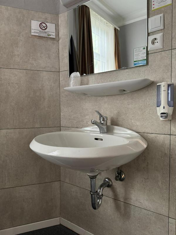 Double Room with shared shower/WC image 4