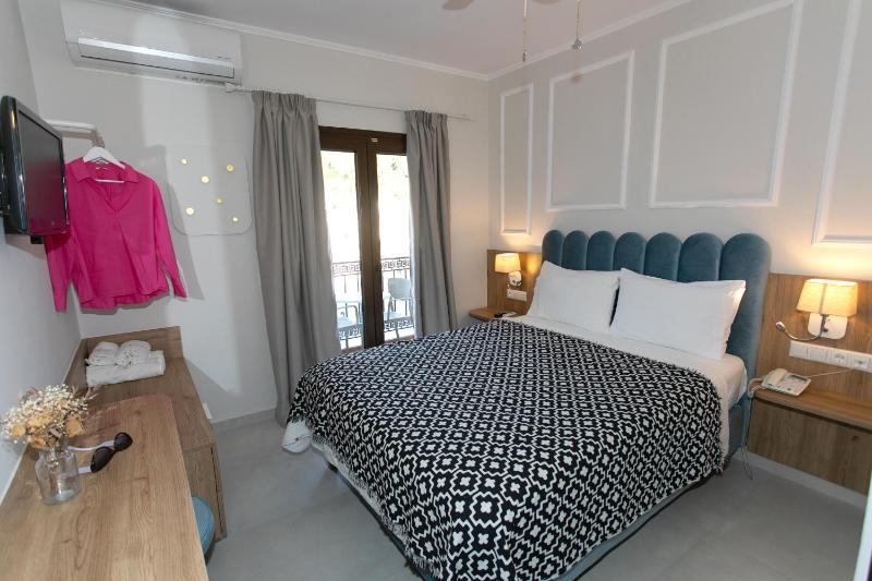Paradise Hotel - image 39