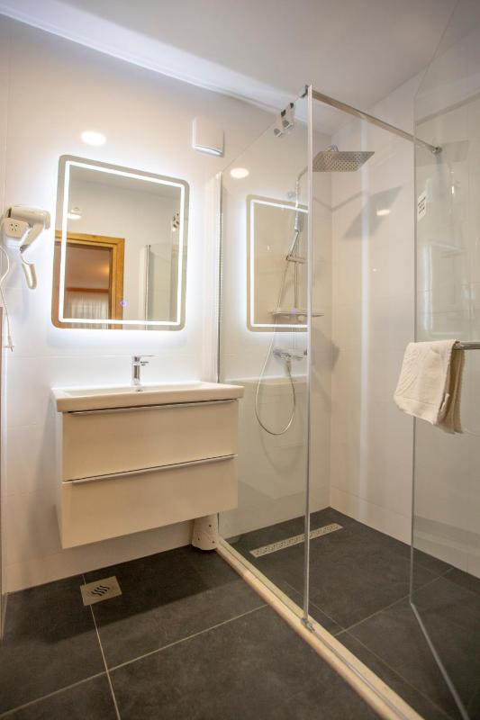 Standard Twin Room image 3