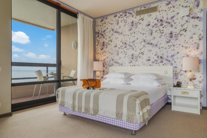 Double Room with Sea View image 1
