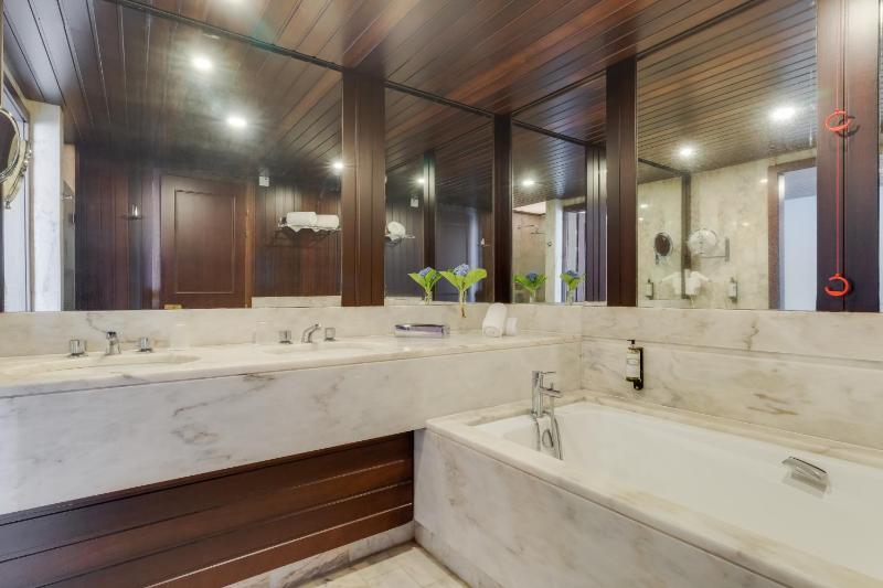 Junior Triple Suite with Garden View image 3