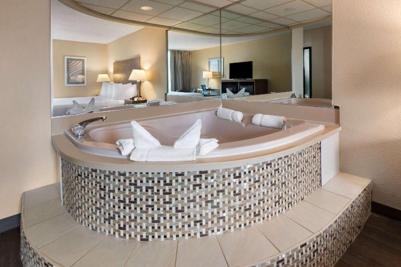 Deluxe King Room with Jetted Tub - Non-Smoking image 4